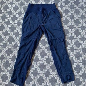 Lululemon Capri navy unlined studio pant size 6.